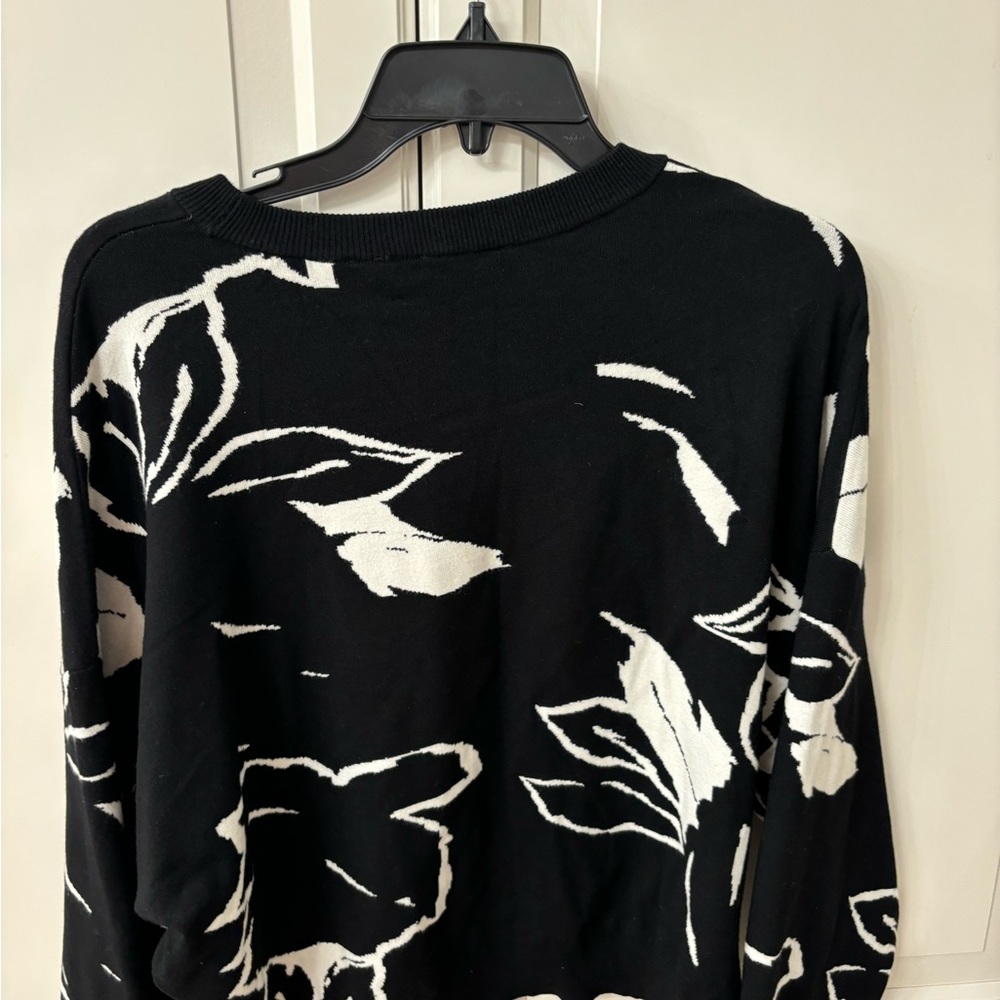Ted baker bk/ wht size 5 (l/ xl) black and white sweater